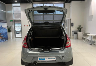 Подержанный автомобиль Renault Sandero 2010 года (6 фото)