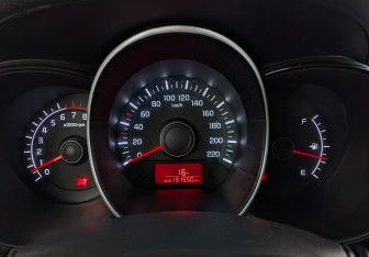 Подержанный автомобиль Kia Rio Hatchback 2014 года (16 фото)