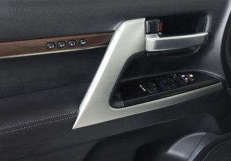 Подержанный автомобиль Toyota Land Cruiser Suv 2015 года (20 фото)