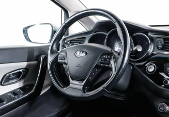 Подержанный автомобиль Kia Ceed Hatchback 2015 года (12 фото)