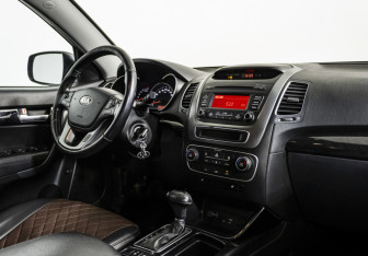 Подержанный автомобиль Kia Sorento 2015 года (9 фото)