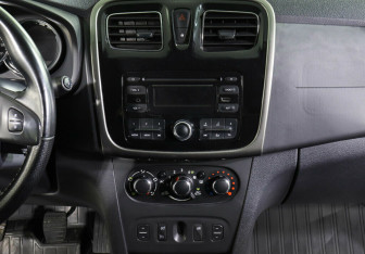 Подержанный автомобиль Renault Logan Sedan 2014 года (12 фото)