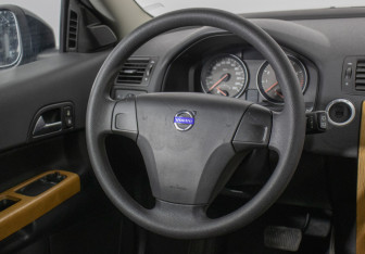 Подержанный автомобиль Volvo C30 2012 года (15 фото)