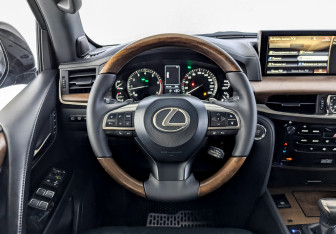 Подержанный автомобиль Lexus LX 2016 года (22 фото)