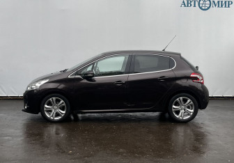 Подержанный автомобиль Peugeot 208 2013 года (8 фото)