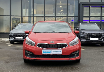 Подержанный автомобиль Kia Ceed Hatchback 2015 года (2 фото)