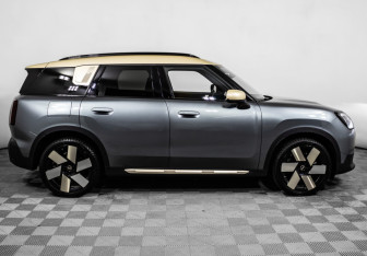 Подержанный автомобиль MINI Countryman 2023 года (4 фото)