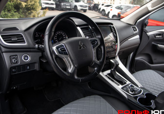 Подержанный автомобиль Mitsubishi Pajero Sport 2017 года (18 фото)