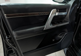 Подержанный автомобиль Toyota Land Cruiser Suv 2015 года (19 фото)