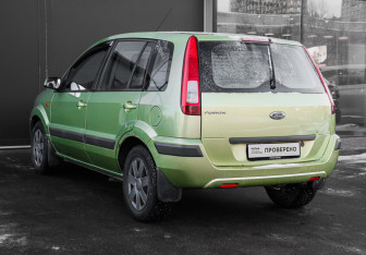 Подержанный автомобиль Ford Fusion 2006 года (6 фото)