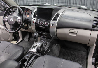 Подержанный автомобиль Mitsubishi Pajero Sport 2014 года (11 фото)