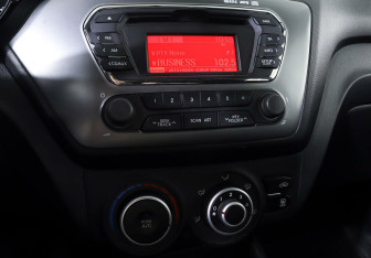 Подержанный автомобиль Kia Rio Hatchback 2012 года (14 фото)