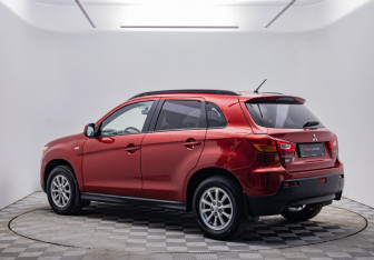 Подержанный автомобиль Mitsubishi ASX 2011 года (7 фото)