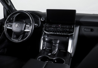 Подержанный автомобиль Toyota Land Cruiser Suv 2021 года (12 фото)