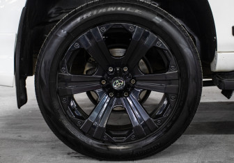 Подержанный автомобиль Toyota Land Cruiser Prado 2011 года (22 фото)