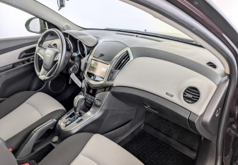 Подержанный автомобиль Chevrolet Cruze Hatchback 2015 года (11 фото)