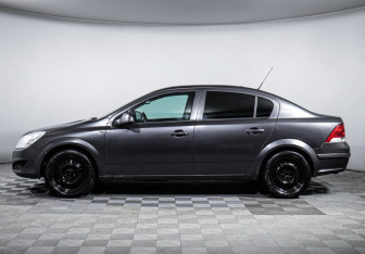 Подержанный автомобиль Opel Astra Sedan 2012 года (8 фото)