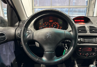 Подержанный автомобиль Peugeot 206 Hatchback 2002 года (17 фото)