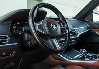 Подержанный автомобиль BMW X7 2021 года (8 фото)