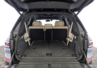 Подержанный автомобиль BMW X7 2025 года (10 фото)