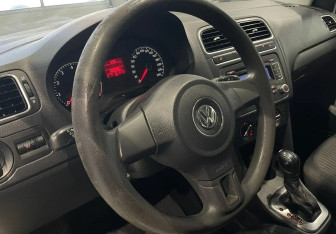 Подержанный автомобиль Volkswagen Polo Sedan 2011 года (12 фото)