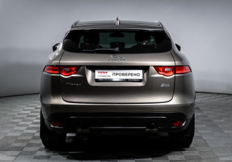 Подержанный автомобиль Jaguar F-Pace 2016 года (7 фото)