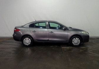 Подержанный автомобиль Renault Fluence 2012 года (8 фото)