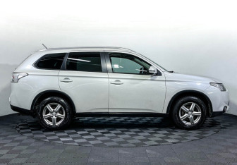 Подержанный автомобиль Mitsubishi Outlander 2014 года (4 фото)