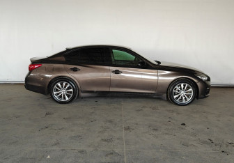 Подержанный автомобиль Infiniti Q50 2015 года (7 фото)