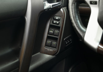 Подержанный автомобиль Toyota Land Cruiser Prado 2016 года (13 фото)