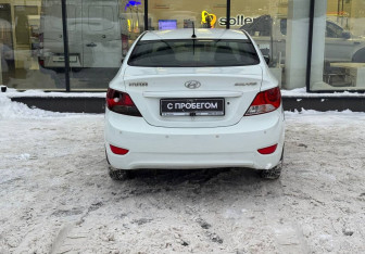 Подержанный автомобиль Hyundai Solaris Sedan 2013 года (7 фото)