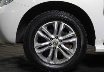 Подержанный автомобиль Nissan Patrol 2012 года (25 фото)
