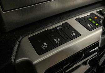 Подержанный автомобиль Toyota Land Cruiser Suv 2017 года (18 фото)