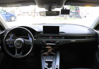 Подержанный автомобиль Audi A4 Sedan 2018 года (12 фото)
