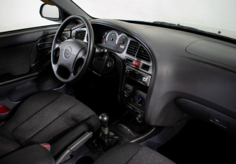 Подержанный автомобиль Hyundai Elantra Sedan 2003 года (10 фото)