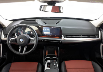 Подержанный автомобиль BMW X1 2024 года (14 фото)