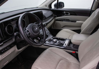 Подержанный автомобиль Kia Carnival 2020 года (8 фото)