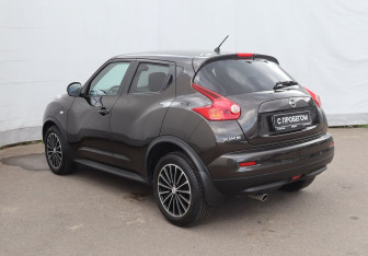 Подержанный автомобиль Nissan Juke 2011 года (6 фото)