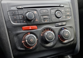 Подержанный автомобиль Citroen C4 Hatchback 2014 года (20 фото)