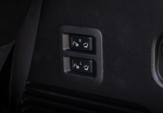 Подержанный автомобиль Infiniti QX56 2012 года (24 фото)