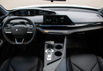Подержанный автомобиль Changan UNI-V 2023 года (17 фото)