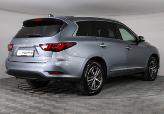 Подержанный автомобиль Infiniti QX60 2017 года (5 фото)