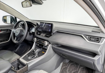 Подержанный автомобиль Toyota RAV4 2024 года (11 фото)