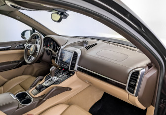 Подержанный автомобиль Porsche Cayenne 2017 года (11 фото)