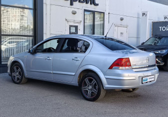 Подержанный автомобиль Opel Astra Sedan 2012 года (7 фото)