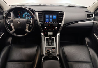 Подержанный автомобиль Mitsubishi Montero Sport 2021 года (11 фото)