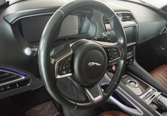 Подержанный автомобиль Jaguar F-Pace 2017 года (12 фото)