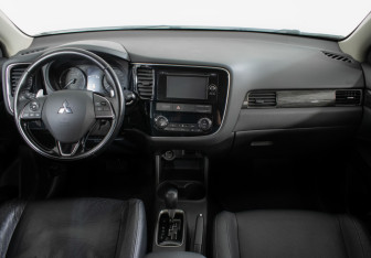 Подержанный автомобиль Mitsubishi Outlander 2015 года (11 фото)