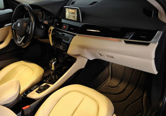 Подержанный автомобиль BMW X1 2015 года (10 фото)