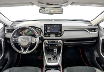 Подержанный автомобиль Toyota RAV4 2021 года (14 фото)
